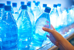 Harga Air Minum Kemasan Bakal Naik Imbas Krisis Bahan Baku Plastik