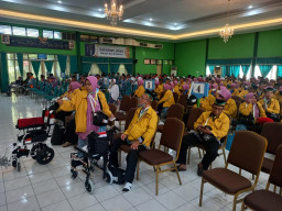 Kloter I Jemaah Calon Haji Embarkasi Surabaya Masuk Asrama Sukolilo 21 April