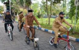 Kampanye Hemat Energi, Bupati Bangkalan Kayuh Sepeda ke Kantor