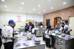 Didukung Bogasari, TEFA SMKN 3 Sukabumi Produksi 3 Ribu Toples Kue Kering 
