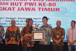 Dirut Bank Jatim Raih Penghargaan dari PWI Jawa Timur
