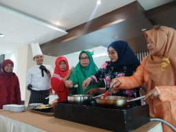 Keseruan Emak-emak Kartini Asyik Live Cooking di Hotel Santika Gresik