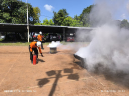 Bogasari Edukasi Dan Latih Warga Gedangan Sidoarjo Padamkan Api