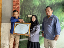 Ketua APPA Bojonegoro Terima Penghargaan PWI Award 2026