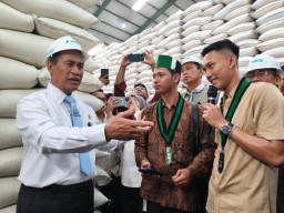 Stok Beras Aman, Mentan Amran Ajak Mahasiswa dan Akademisi Pantau Gudang Bulog Jatim