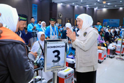 Gubernur Khofifah Lepas Kloter Pertama Jemaah Haji Embarkasi Surabaya