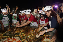 Ribuan Warga Surabaya Tumplek Blek Ramaikan Festival Rujak Uleg