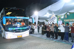 Bupati Yani Berangkatkan 376 Jamaah Haji Kloter 46 Gresik