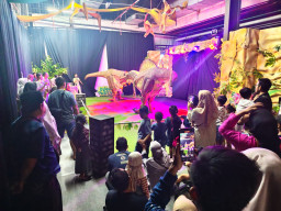 Histeria Pengunjung Icon Mall Gresik Saksikan Dinosaurus