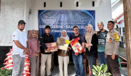 PT Sinergi Gula Nusantara Bantu Korban Banjir di Kabupaten Bone