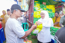 Gubernur Khofifah Terus Gencarkan Gelaran Pasar Murah , Jaga Daya Beli Masyarakat