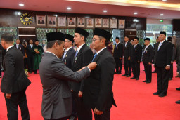 8 Insan PLN Terima Tanda Kehormatan dari Presiden RI