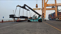 TPS Kembali Menjadi Hub Pengiriman  Locomotive Platform  Produksi PT INKA ke Australia
