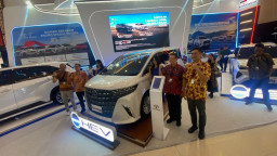 55 Tahun Berkarya di Indonesia, Toyota Hadirkan Hybrid EV Terjangkau di IIMS Surabaya 2026