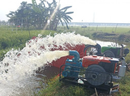 Modernisasi Alat Pertanian, PLN UIT JBM Salurkan Traktor Elektrik dan Pompa Air ke Petani Banjarsari