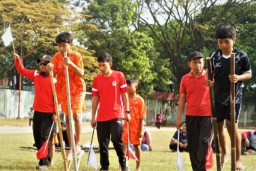 Wabup Magetan Ajak Remaja Asyik Main Egrang