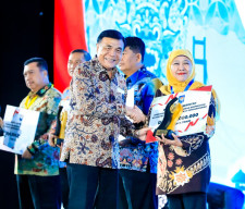 Pemprov Jatim Raih Penghargaan Pemda Terbaik dalam Penurunan Pengangguran