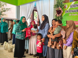 Cegah Stunting, Bunda Cantika Salurkan Bantuan untuk Warga di Bojonegoro