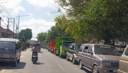 Kendaraan Antri BBM di SPBU Sumenep Tetap Mengular