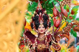 Turis Asing Antusias Ikuti Parade Busana Etnik di Banyuwangi Ethno Carnival