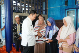Bupati Yes Serahkan Bantuan Bagi18 Keluarga Awak KMN Entok di Lamongan
