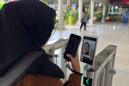 658 Ribu Pelanggan KAI Manfaatkan Face Recognition Boarding Gate di Daop 8