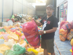 Kreativitas Antok di Jember Ubah Sampah Plastik Jadi Solar, Hasil Setoran Warga Bisa untuk Bayar Pajak dan Listrik
