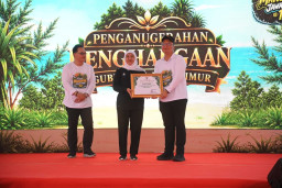Pemkab Gresik Raih Penghargaan Festival Penanaman Mangrove Jatim
