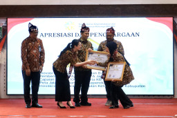 Bupati Gresik Sukses Boyong 5 Penghargaan di Harganas Jatim