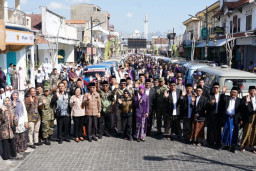 Keseruan 53 pasangan di Kediri nikah massal di VW Kombi