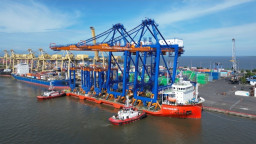 Pelindo Marine Kawal Kedatangan QCC dan RTG Baru di Pelabuhan Tanjung Perak dan Belawan
