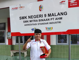 Pendidikan Vokasi Antar Siswa SMK Negeri 9 Malang Raih Beasiswa Polman Astra