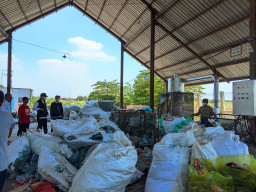 Pak Yes Pastikan Pengelolaan Sampah TPST Tambakrigadung Lamongan Berjalan Optimal