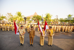 Sambut HUT RI, Pemkot Madiun Bagikan 3.000 Bendera Merah Putih