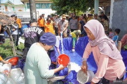 Pemkab Lamongan Distribusikan Air ke 15 Desa Terdampak Kekeringan