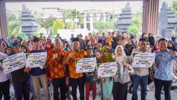 Bupati Gresik Gelontorkan BLT DBHCHT Kepada 263 KPM dan 9.932 Bantuan Pangan