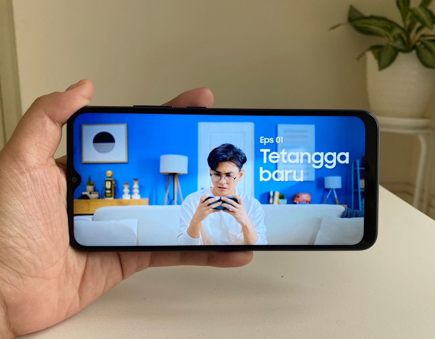 Dengan layar 6,5 inci resolusi HD+ streaming serial favorit di Galaxy A03 jadi makin nyaman