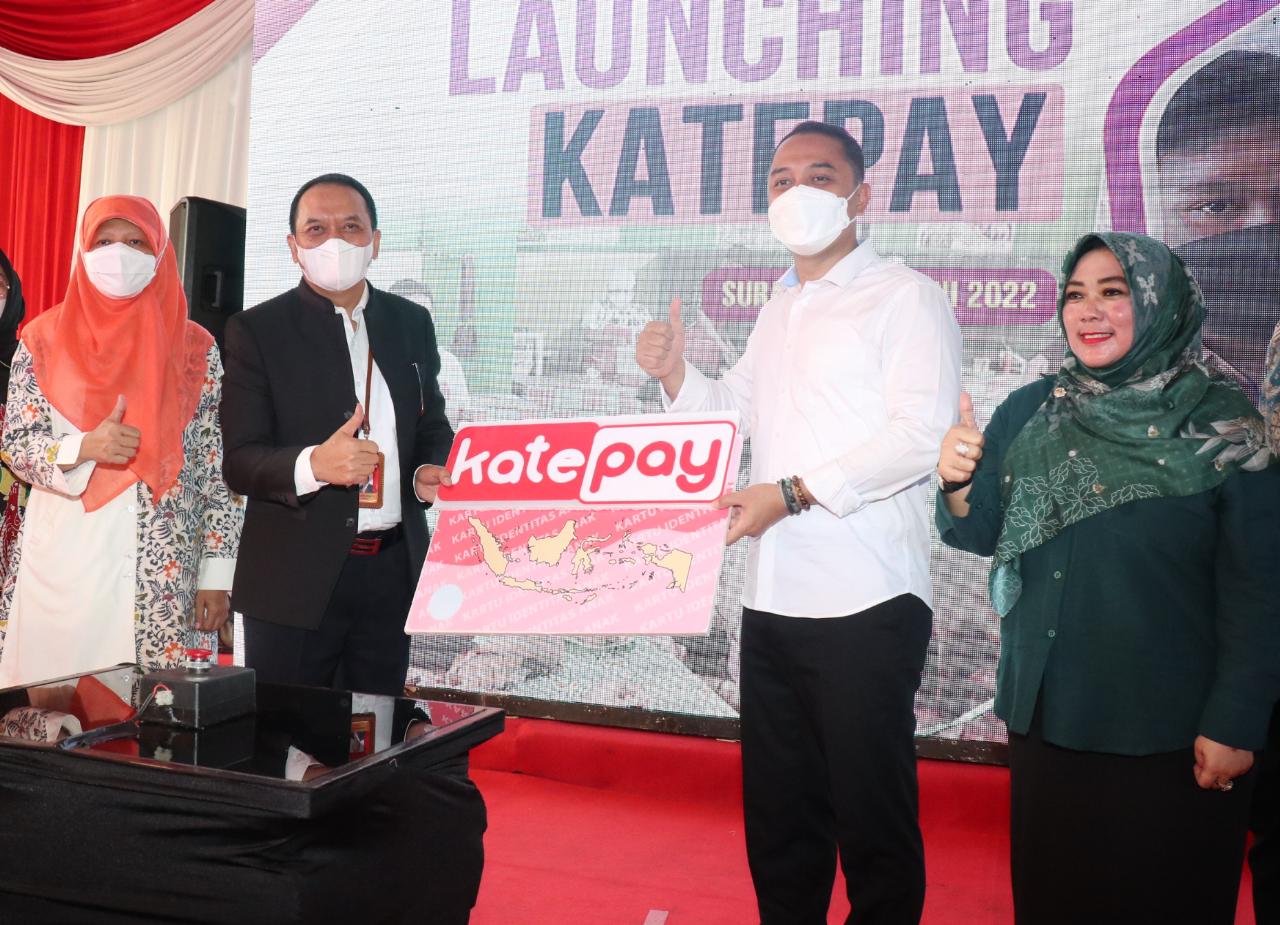 Bank Jatim bersama Pemkot Surabaya melaunching program KatePay di SMPN 42 Surabaya, Selasa (14/6/2022). 