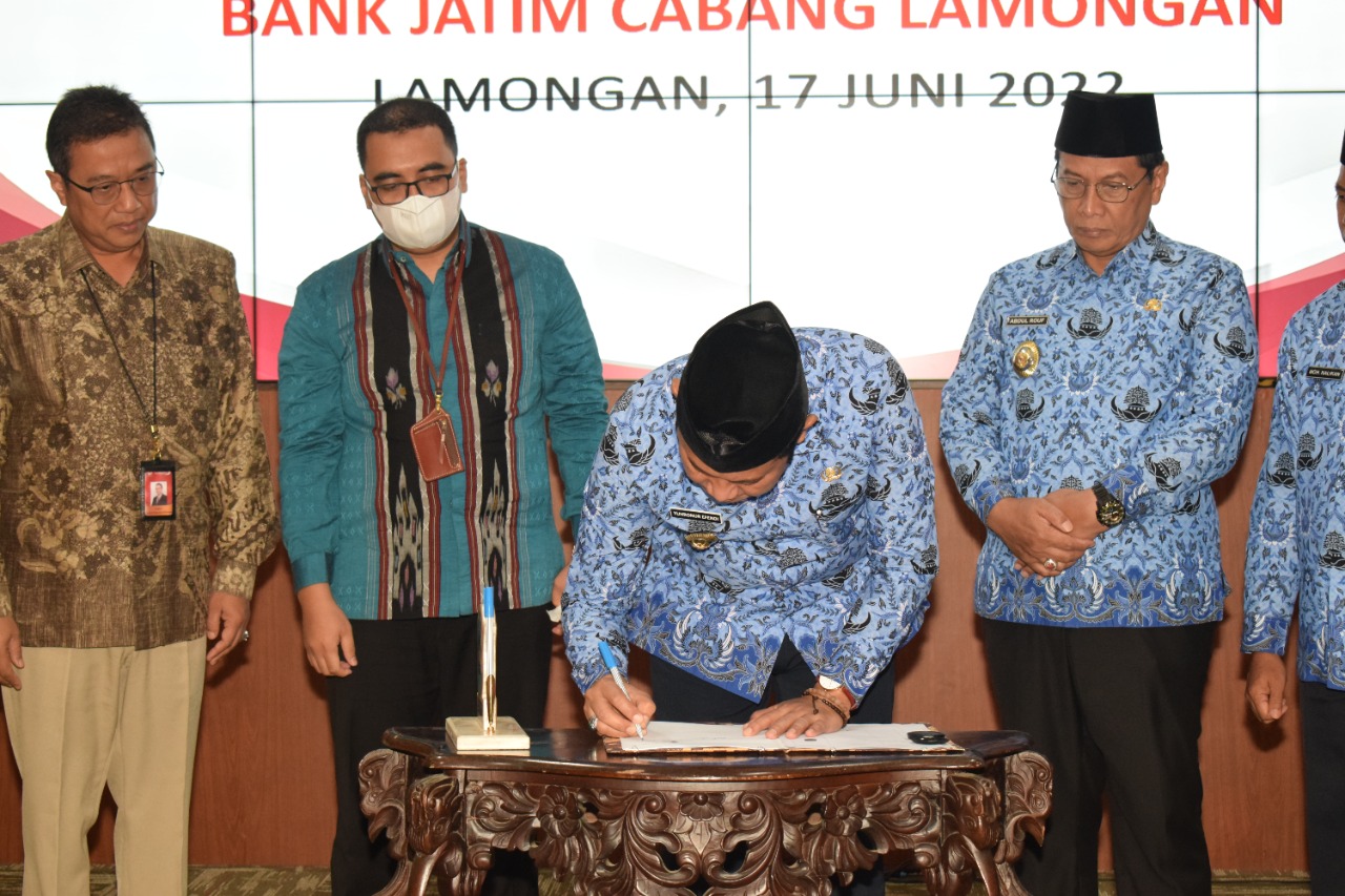 Bupati Lamongan menandatangani MoU dengna Bank Jatim di ruang Command Center Sekretariat Daerah Kabupaten Lamongan