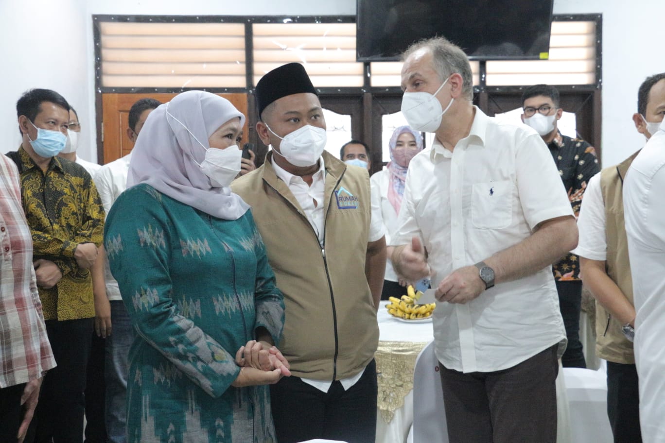 Gubernur Jatim Khofifah didamping Bupati Gresim Fandi Akhmad Yani saat meresmikan rumah vokasi Kadin Gresik