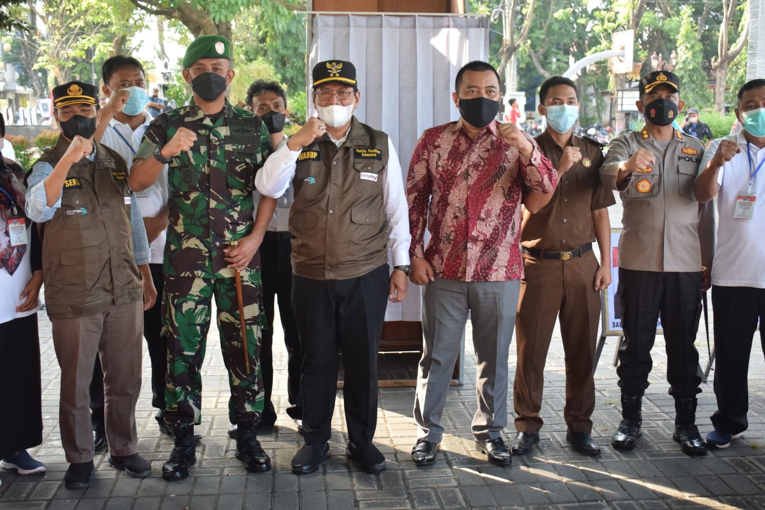 Forkopimda Lamongan saat mengikuti apel pergeseran pasukan menjelang pelaksanaan Pilkades Serentak pada Minggu 26 Juni 2022