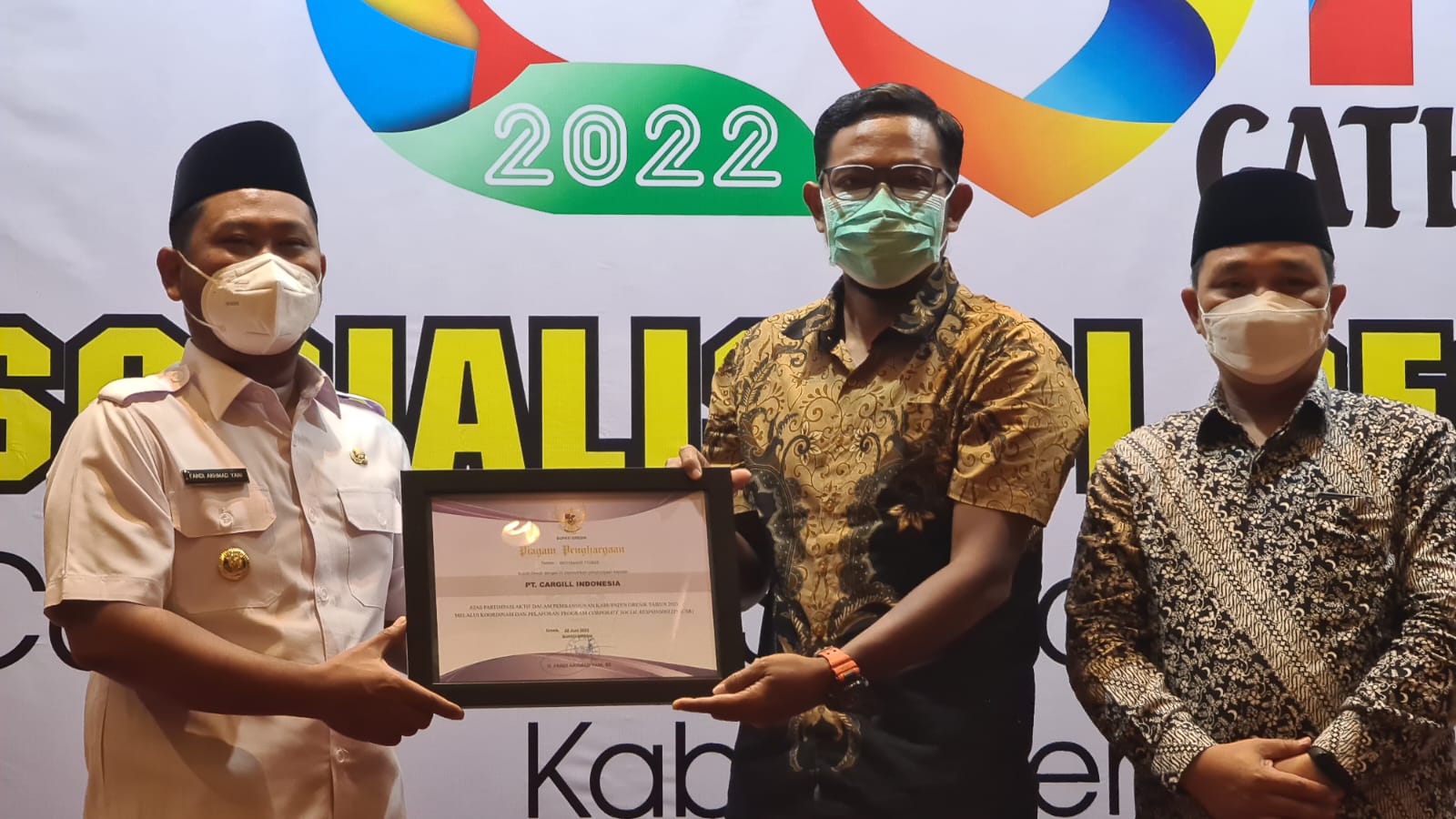 Bupati Gresik menyerahkan penghargaan kepada Adi Suprayitno, Admin and Relation Manager PT Cargill