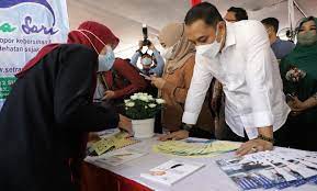 Wali Kota Surabaya Eri Cahyadi saat mencoba aplikasi berbasis website Link and Match ASSIK (Arek Suroboyo Siap Kerjo)
