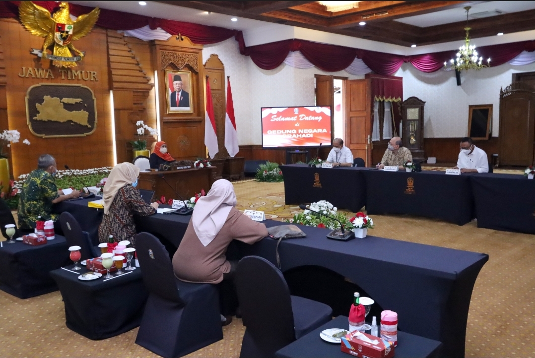 Guberur Jatim memimpin rapat koordinasi OPD terkait bantuan sosial terdampak wabah PMK 