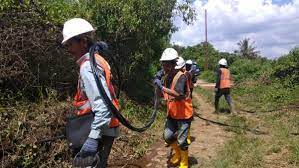 Petugas PLN saat menarik kabel untuk mengaliri listrik wilayah pedesaan