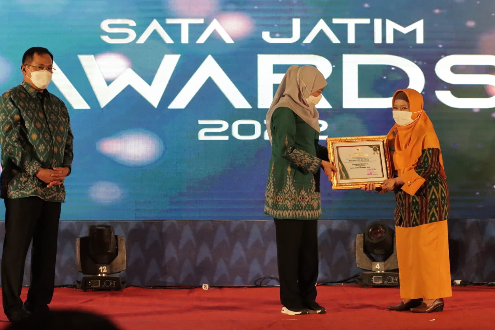 Gubernur Jawa Timur, Khofifah Indar Parawansa memberi penghargaan Satu Data (Sata) Jatim Awards 2022 kepada Organisasi Perangkat Daerah (OPD) dan lembaga pemerintah lainnya