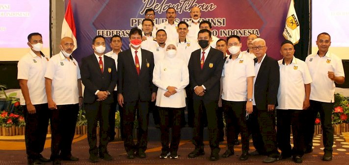Gubernur Jatim Khofifah Indar Parawansa didampingi Ketua KONI Jatim M Nabil saat menghadiri Pelantikan Pengurus Federasi Olahraga Karate-Do (Forki) Jawa Timur