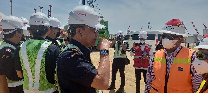 Dirjen Bea Cukai Askolani berbincang dengan Erika Savalas dari PT Freeport Indonesia