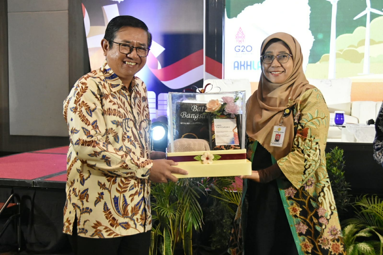 Dirut PG, Dwi Satriyo Annurogo (kiri) saat menyerahkan cindremata kepada salah satu pembicara dalam kegiatan FGD Journey of National Food Security