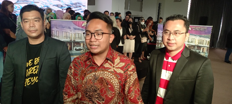 CEO Keluarga Sejahtera Group, Thoriq Majidanor (tengah) di sela launching Golden East Menganti Tahap II